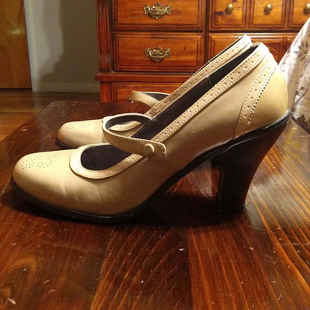 Shoes - Picture 4 of 7